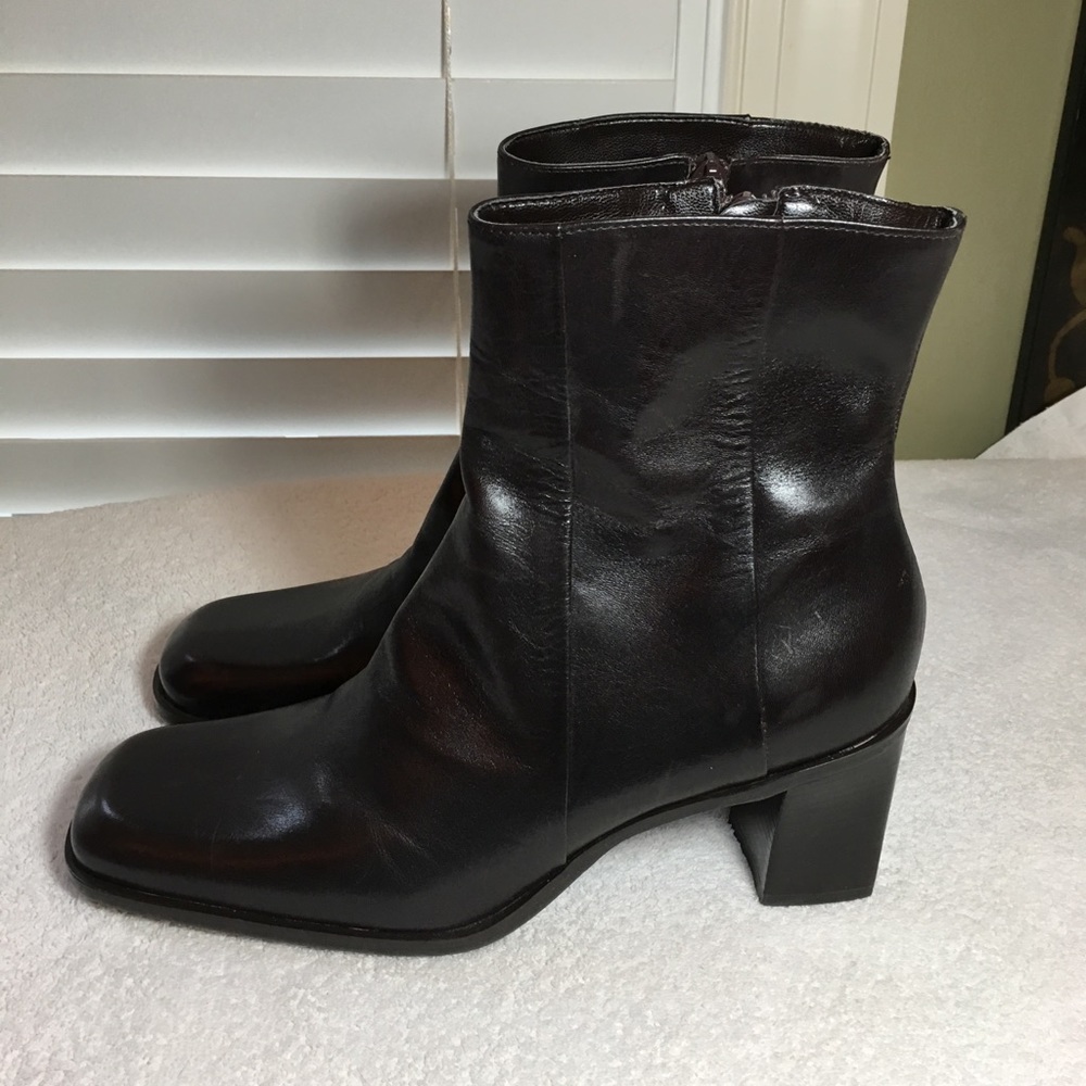 Gianni Bini brown leather boots